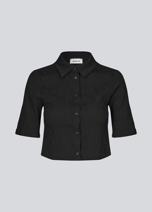 Cropped skjorte i sort i strukturvævet kvalitet med normal pasform. HamsonMD shirt har krave, knaplukning fortil og korte ærmer. Modellen er 175 cm og har en størrelse S/36 på.