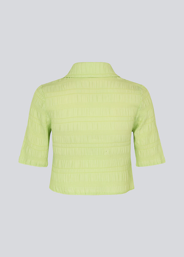 Cropped skjorte i lys grøn i strukturvævet kvalitet med normal pasform. HamsonMD shirt har krave, knaplukning fortil og korte ærmer. Modellen er 175 cm og har en størrelse S/36 på.