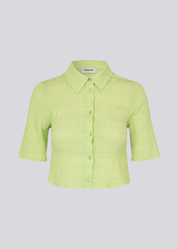 Cropped skjorte i lys grøn i strukturvævet kvalitet med normal pasform. HamsonMD shirt har krave, knaplukning fortil og korte ærmer. Modellen er 175 cm og har en størrelse S/36 på.