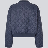 Let vatteret jakke i quiltet kvalitet med kort, ribbet krave og lynlås foran. HankMD jacket har en kort og løs facon. Produceret i genanvendt nylon. 