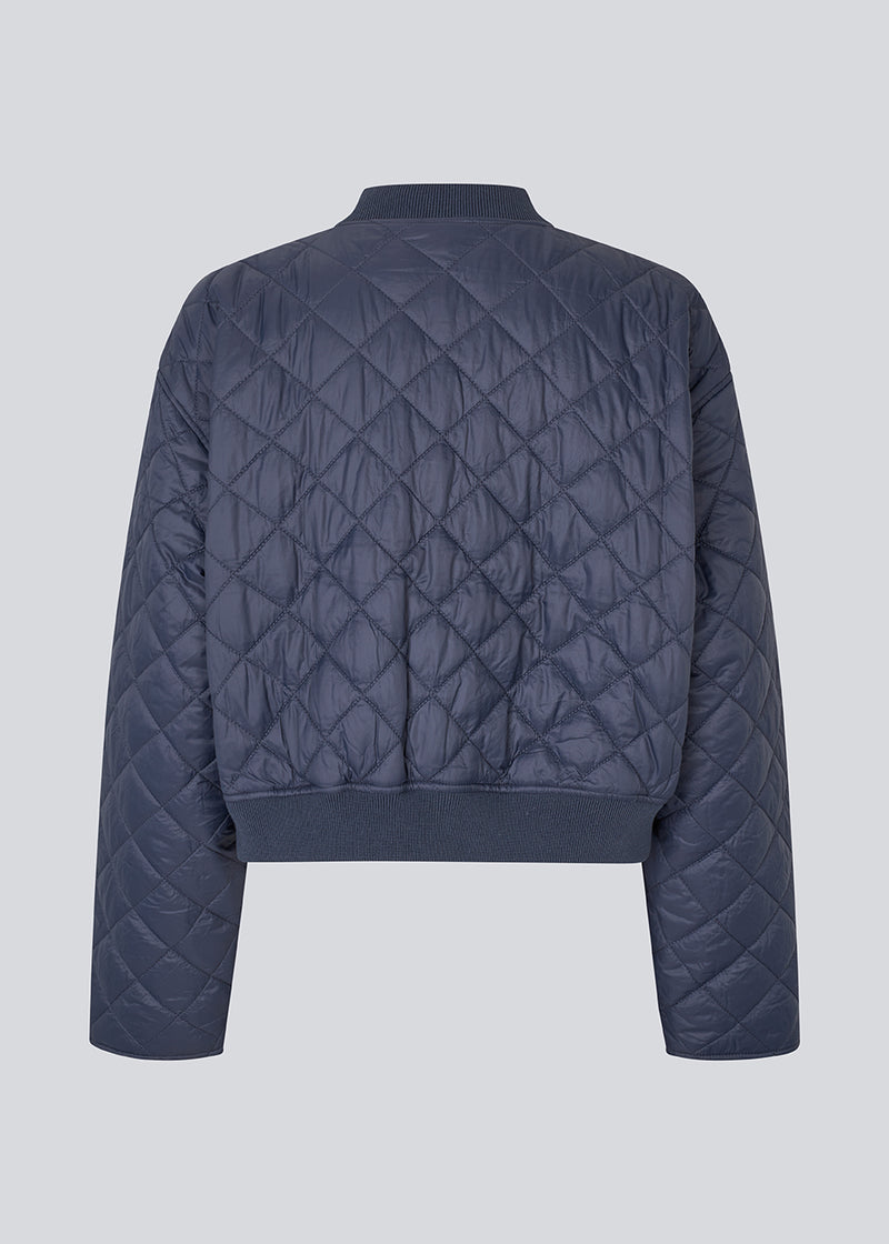 Let vatteret jakke i quiltet kvalitet med kort, ribbet krave og lynlås foran. HankMD jacket har en kort og løs facon. Produceret i genanvendt nylon. 