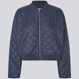 Let vatteret jakke i quiltet kvalitet med kort, ribbet krave og lynlås foran. HankMD jacket har en kort og løs facon. Produceret i genanvendt nylon. 