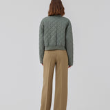 Let vatteret jakke i quiltet kvalitet med kort, ribbet krave og lynlås foran. HankMD jacket har en kort og løs facon. Produceret i genanvendt nylon. Modellen er 175 cm og har en størrelse S/36 på.