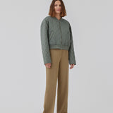 Let vatteret jakke i quiltet kvalitet med kort, ribbet krave og lynlås foran. HankMD jacket har en kort og løs facon. Produceret i genanvendt nylon. Modellen er 175 cm og har en størrelse S/36 på.