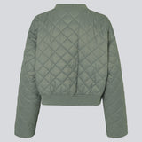 Let vatteret jakke i quiltet kvalitet med kort, ribbet krave og lynlås foran. HankMD jacket har en kort og løs facon. Produceret i genanvendt nylon. Modellen er 175 cm og har en størrelse S/36 på.
