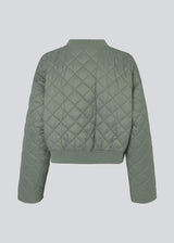 Let vatteret jakke i quiltet kvalitet med kort, ribbet krave og lynlås foran. HankMD jacket har en kort og løs facon. Produceret i genanvendt nylon. Modellen er 175 cm og har en størrelse S/36 på.
