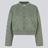 Let vatteret jakke i quiltet kvalitet med kort, ribbet krave og lynlås foran. HankMD jacket har en kort og løs facon. Produceret i genanvendt nylon. Modellen er 175 cm og har en størrelse S/36 på.