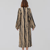 Printet midi kjole med v-udskæring i halsen og lange ballonærmer med elastik. HarlandMD print dress har en løs pasform. Modellen er 175 cm og har en størrelse S/36 på.