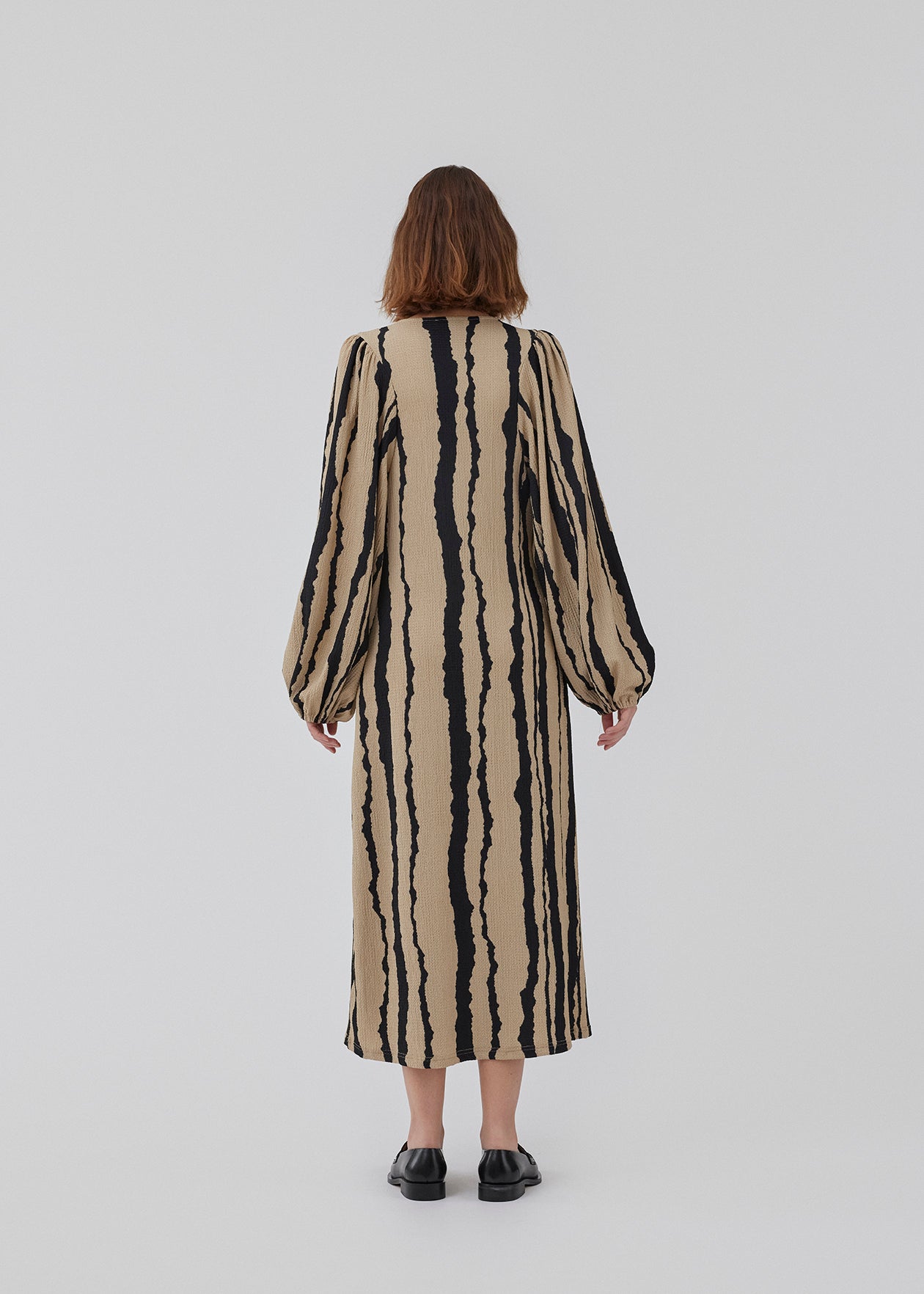 Printet midi kjole med v-udskæring i halsen og lange ballonærmer med elastik. HarlandMD print dress har en løs pasform. Modellen er 175 cm og har en størrelse S/36 på.