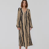 Printet midi kjole med v-udskæring i halsen og lange ballonærmer med elastik. HarlandMD print dress har en løs pasform. Modellen er 175 cm og har en størrelse S/36 på.