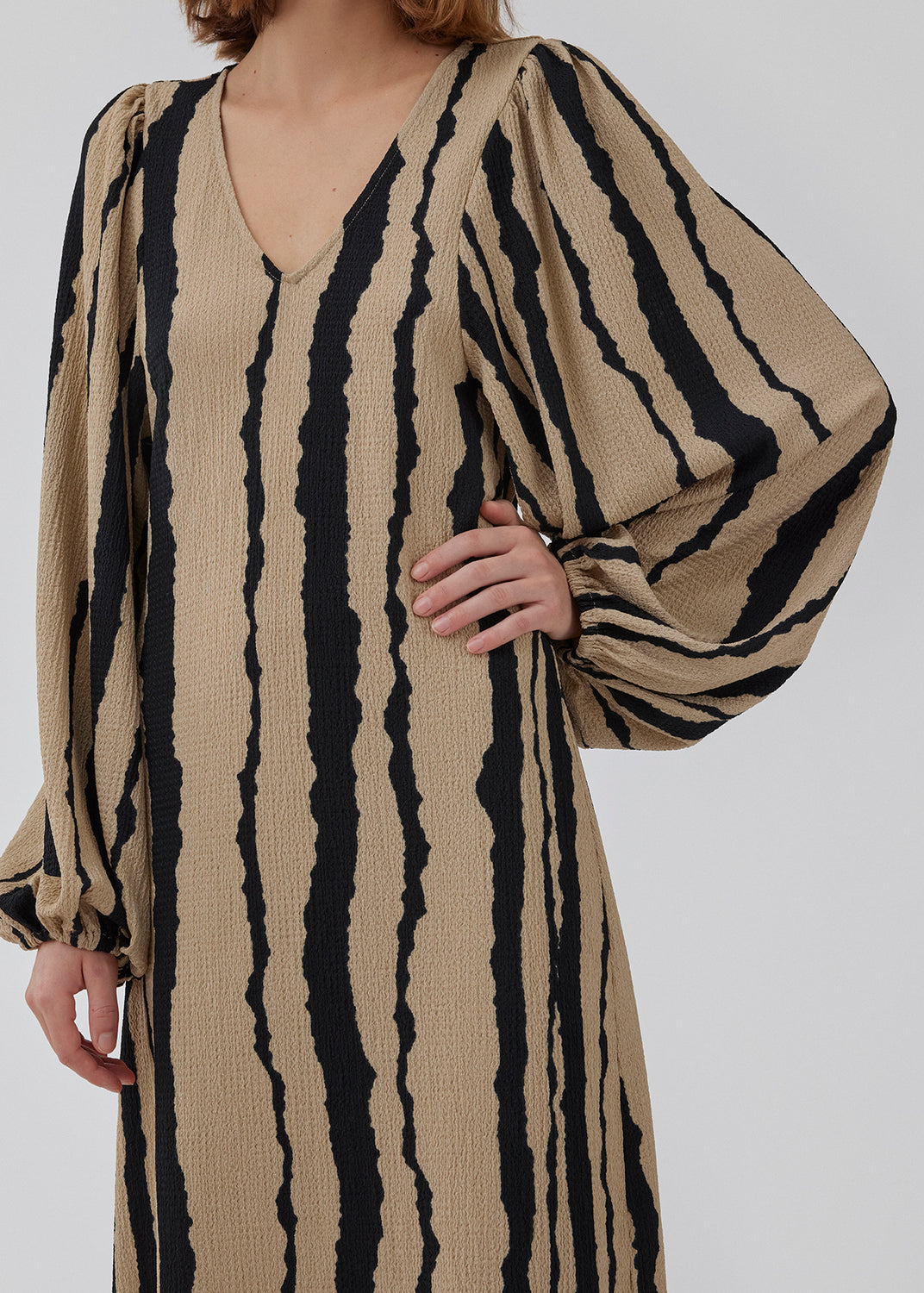 Printet midi kjole med v-udskæring i halsen og lange ballonærmer med elastik. HarlandMD print dress har en løs pasform. Modellen er 175 cm og har en størrelse S/36 på.