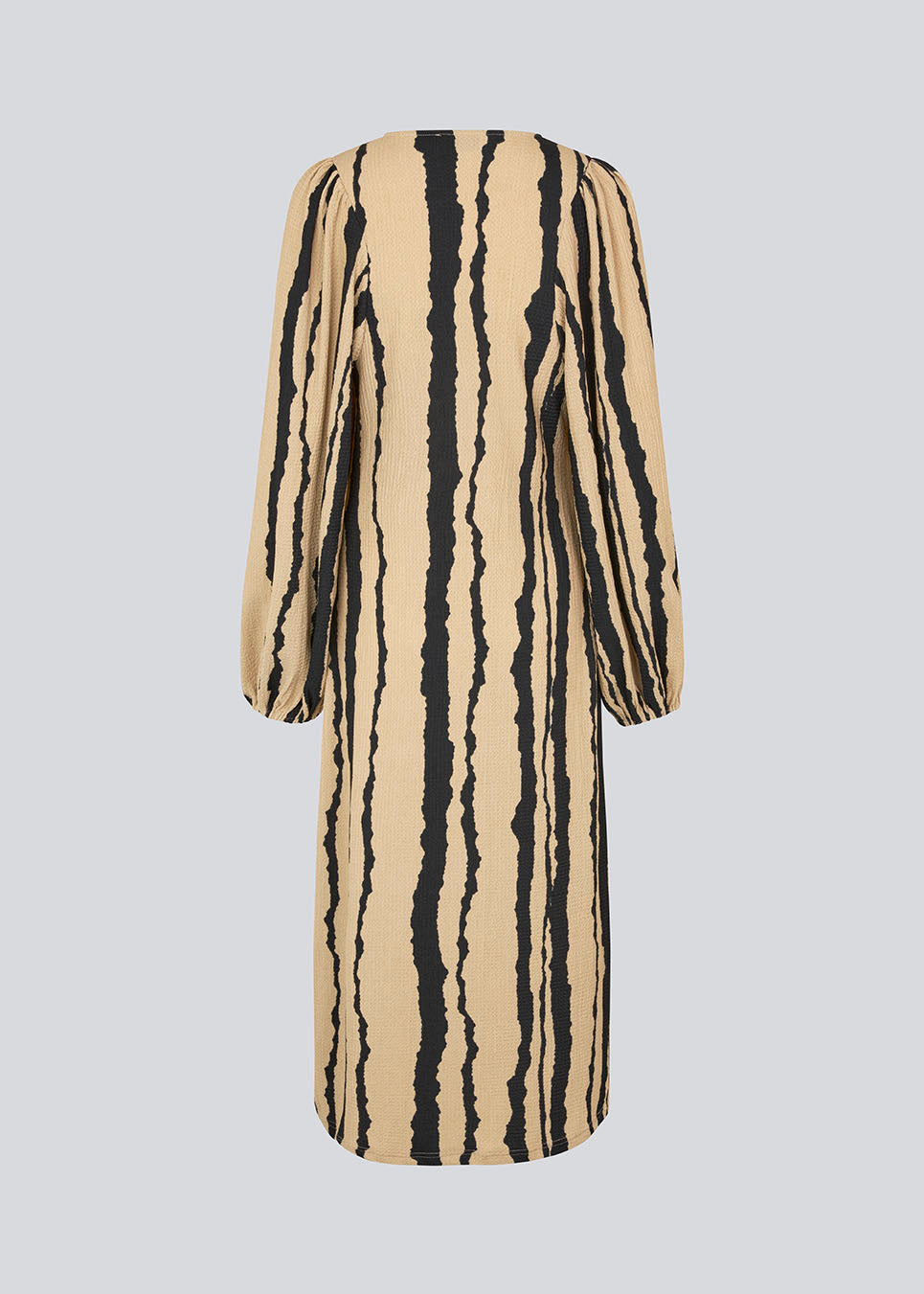 Printet midi kjole med v-udskæring i halsen og lange ballonærmer med elastik. HarlandMD print dress har en løs pasform. Modellen er 175 cm og har en størrelse S/36 på.