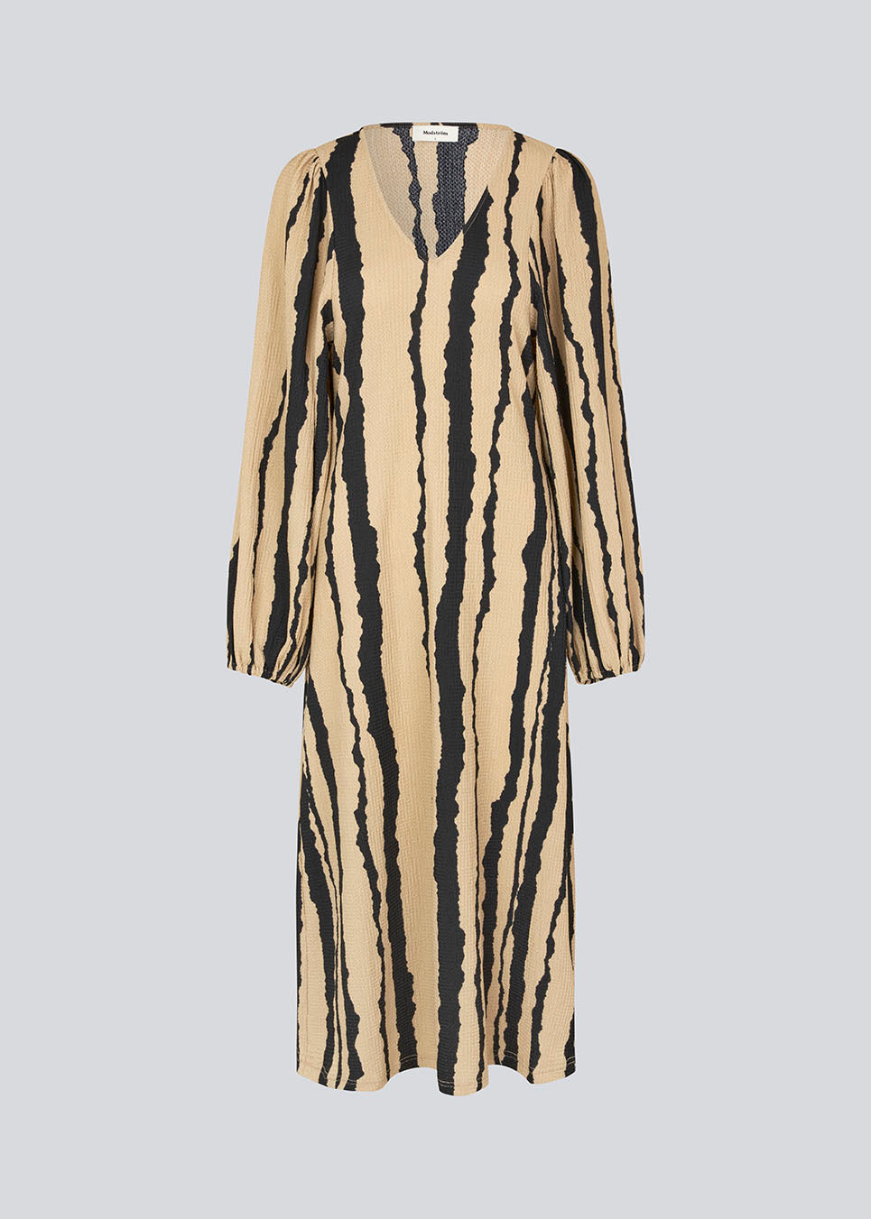 Printet midi kjole med v-udskæring i halsen og lange ballonærmer med elastik. HarlandMD print dress har en løs pasform. Modellen er 175 cm og har en størrelse S/36 på.