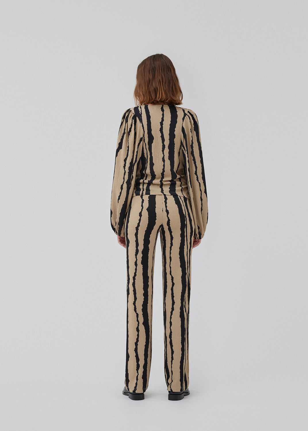 Bukser i vævet, printet kvalitet. HarlandMD print pants har en afslappet pasform med lige ben og mellemhøj talje med elastik. Modellen er 175 cm og har en størrelse S/36 på.