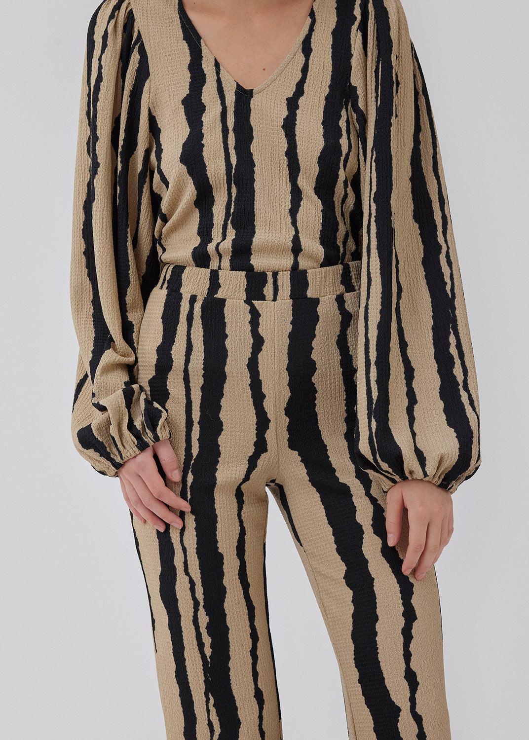 Bukser i vævet, printet kvalitet. HarlandMD print pants har en afslappet pasform med lige ben og mellemhøj talje med elastik. Modellen er 175 cm og har en størrelse S/36 på.