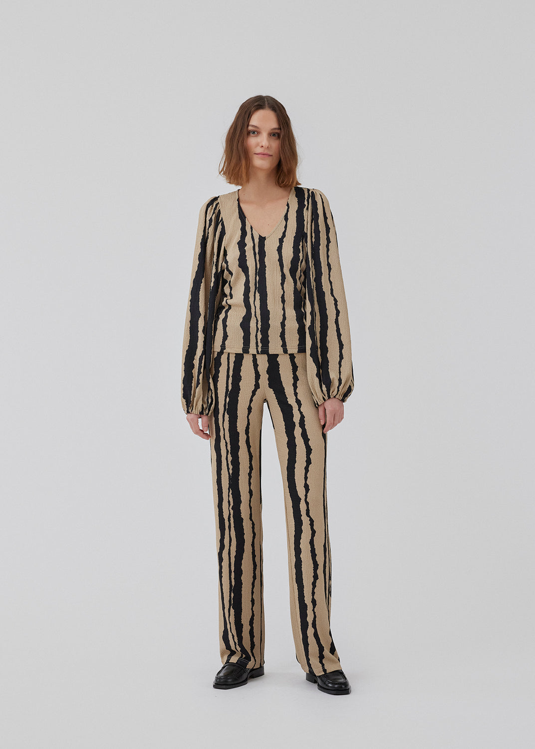 Bukser i vævet, printet kvalitet. HarlandMD print pants har en afslappet pasform med lige ben og mellemhøj talje med elastik. Modellen er 175 cm og har en størrelse S/36 på.