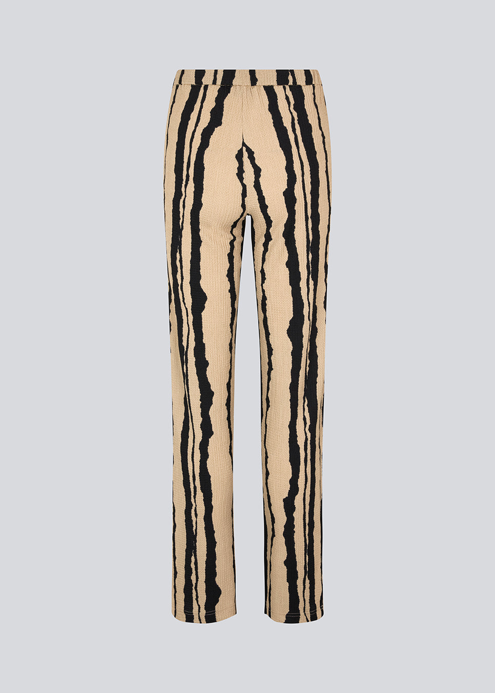 Bukser i vævet, printet kvalitet. HarlandMD print pants har en afslappet pasform med lige ben og mellemhøj talje med elastik. Modellen er 175 cm og har en størrelse S/36 på.