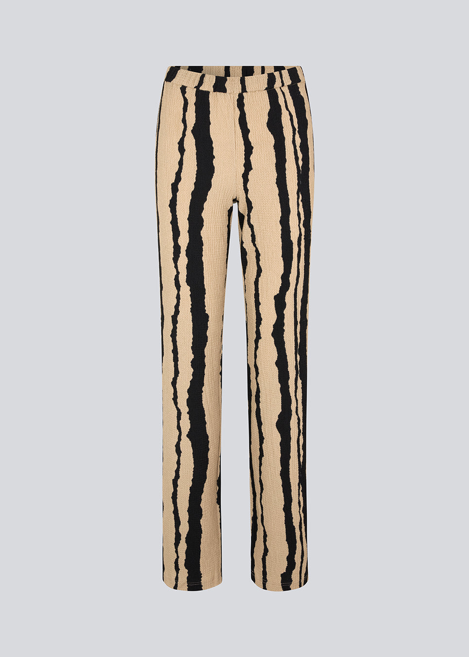 Bukser i vævet, printet kvalitet. HarlandMD print pants har en afslappet pasform med lige ben og mellemhøj talje med elastik. Modellen er 175 cm og har en størrelse S/36 på.