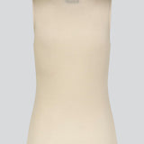 HarperMD top i beige har en tætsidddende silhuet i tynd, blød jersey med høj, rund hals og uden ærmer. Modellen er 175 cm og har en størrelse S/36 på.