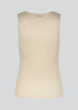 HarperMD top i beige har en tætsidddende silhuet i tynd, blød jersey med høj, rund hals og uden ærmer. Modellen er 175 cm og har en størrelse S/36 på.