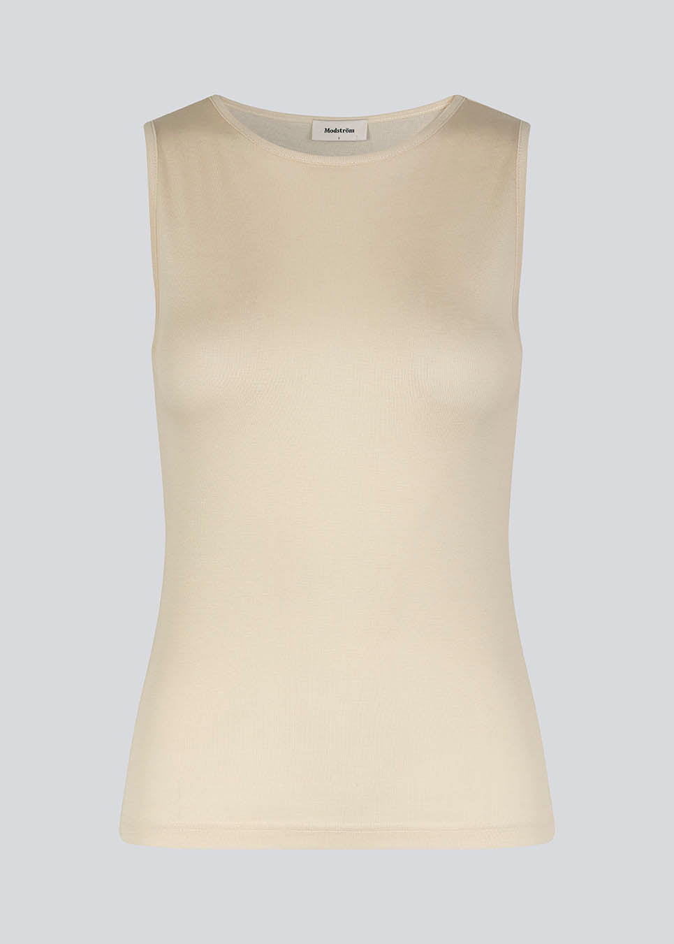 HarperMD top i beige har en tætsidddende silhuet i tynd, blød jersey med høj, rund hals og uden ærmer. Modellen er 175 cm og har en størrelse S/36 på.