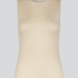 HarperMD top i beige har en tætsidddende silhuet i tynd, blød jersey med høj, rund hals og uden ærmer. Modellen er 175 cm og har en størrelse S/36 på.