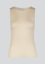 HarperMD top i beige har en tætsidddende silhuet i tynd, blød jersey med høj, rund hals og uden ærmer. Modellen er 175 cm og har en størrelse S/36 på.