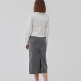 Figursyet skjorte i hvid i vævet bomuldskvalitet med krave, knapper foran og lange ærmer med manchet. HarrisonMD shirt har indsnit og skæring under brystet for et korset-inspireret look. Modellen er 175 cm og har en størrelse S/36 på.