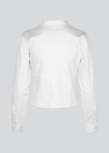 Figursyet skjorte i hvid i vævet bomuldskvalitet med krave, knapper foran og lange ærmer med manchet. HarrisonMD shirt har indsnit og skæring under brystet for et korset-inspireret look. Modellen er 175 cm og har en størrelse S/36 på.