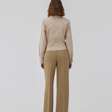 Figursyet skjorte i beige i vævet bomuldskvalitet med krave, knapper foran og lange ærmer med manchet. HarrisonMD shirt har indsnit og skæring under brystet for et korset-inspireret look. Modellen er 175 cm og har en størrelse S/36 på.