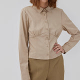 Figursyet skjorte i beige i vævet bomuldskvalitet med krave, knapper foran og lange ærmer med manchet. HarrisonMD shirt har indsnit og skæring under brystet for et korset-inspireret look. Modellen er 175 cm og har en størrelse S/36 på.