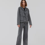 Let jakke i denim med let stretch. HarveyMD jacket har krave og revers og lukning med bindebånd foran. Lange ærmer og to påsatte lommer foran. Modellen er 175 cm og har en størrelse S/36 på.
