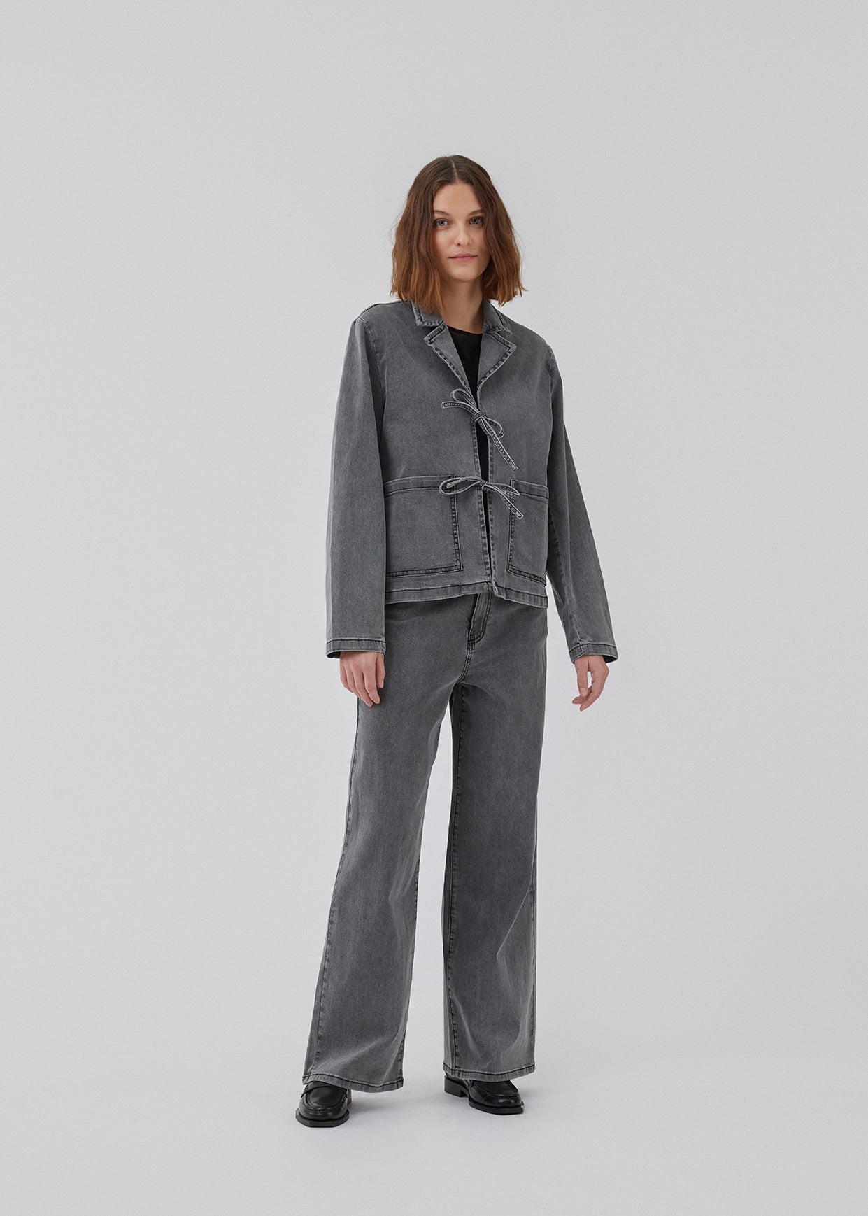 Let jakke i denim med let stretch. HarveyMD jacket har krave og revers og lukning med bindebånd foran. Lange ærmer og to påsatte lommer foran. Modellen er 175 cm og har en størrelse S/36 på.