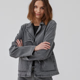 Let jakke i denim med let stretch. HarveyMD jacket har krave og revers og lukning med bindebånd foran. Lange ærmer og to påsatte lommer foran. Modellen er 175 cm og har en størrelse S/36 på.