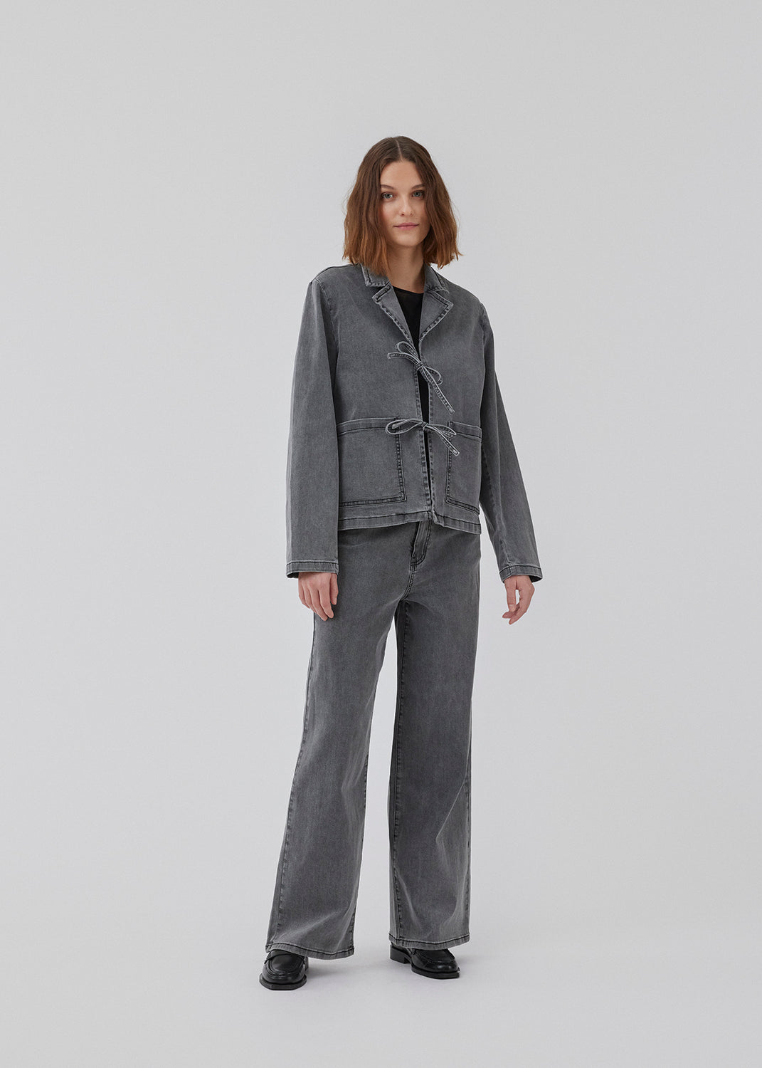 Bomuldsjeans med en smule stræk. HarveyMD pants har 5 lommer, lige og brede ben og en høj talje med knaplukning og gylp. Modellen er 175 cm og har en størrelse S/36 på.