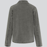 Let jakke i denim med let stretch. HarveyMD jacket har krave og revers og lukning med bindebånd foran. Lange ærmer og to påsatte lommer foran. Modellen er 175 cm og har en størrelse S/36 på.