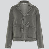 Let jakke i denim med let stretch. HarveyMD jacket har krave og revers og lukning med bindebånd foran. Lange ærmer og to påsatte lommer foran. Modellen er 175 cm og har en størrelse S/36 på.