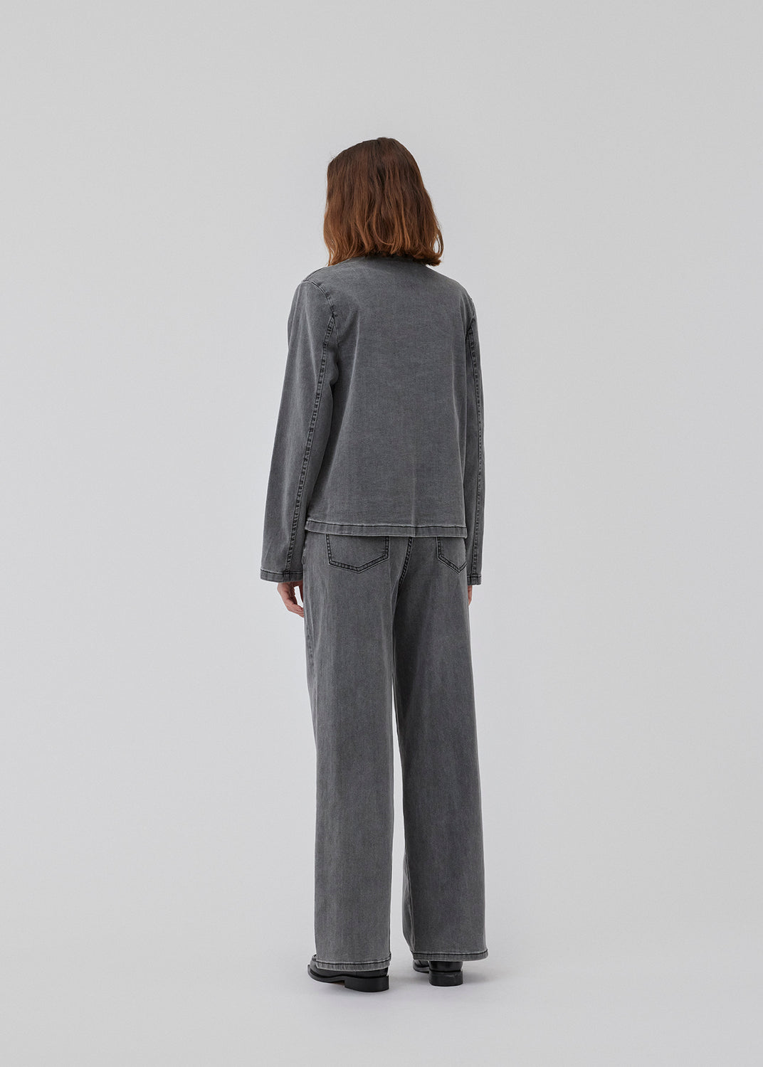 Bomuldsjeans med en smule stræk. HarveyMD pants har 5 lommer, lige og brede ben og en høj talje med knaplukning og gylp. Modellen er 175 cm og har en størrelse S/36 på.