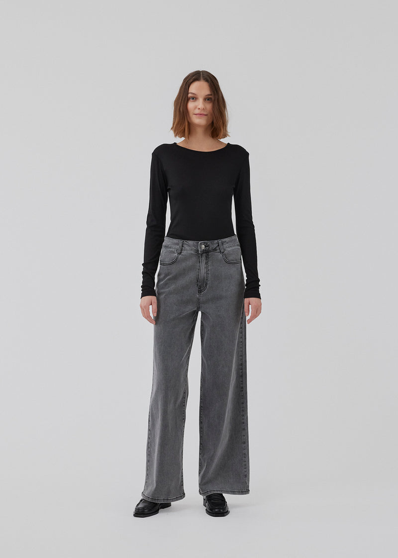 Bomuldsjeans med en smule stræk. HarveyMD pants har 5 lommer, lige og brede ben og en høj talje med knaplukning og gylp. Modellen er 175 cm og har en størrelse S/36 på.