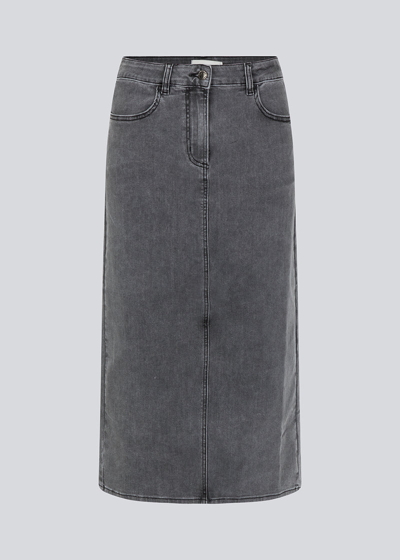 Midi nederdel i denim af bomuld. HarveyMD skirt har en høj talje, lynlåsgylp med knap og lige kant forneden med høj slids bagpå. Modellen er 175 cm og har en størrelse S/36 på.