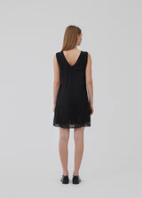 Afslappet kjole i transparent blondemateriale med underkjole. HattieMD dress har dyb v-udskæring både foran og bagpå, brede stropper og gennemskæringsdetalje under brystet. Modellen er 175 cm og har en størrelse S/36 på.