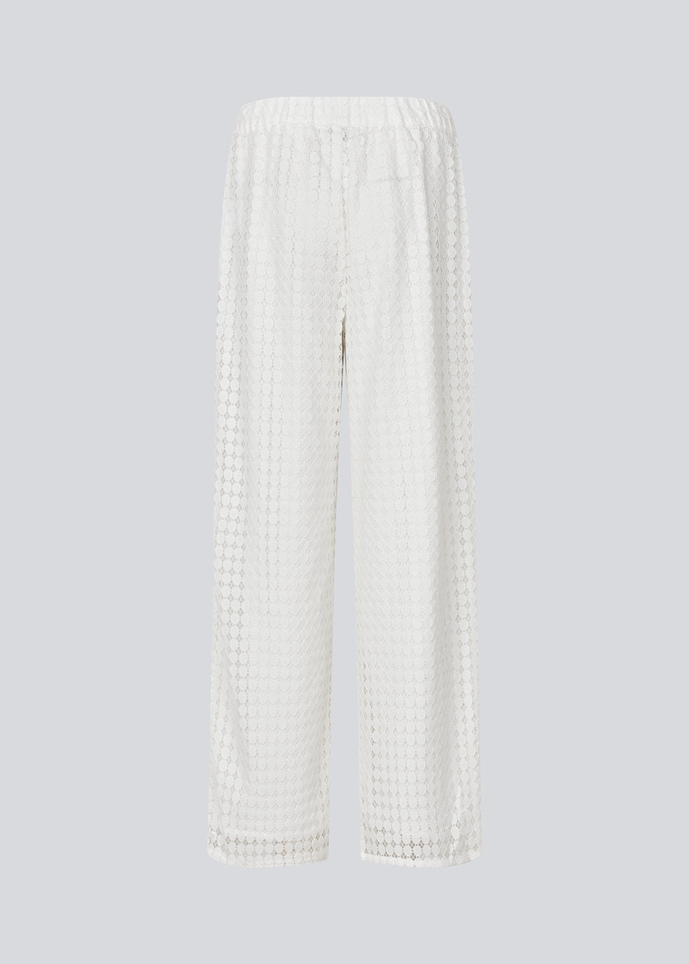 HattieMD pants i hvid er fremstillet i et transparent blondemateriale med foer. Bukserne har en afslappet pasform med lige ben og mellemhøj elastisk talje. Modellen er 175 cm og har en størrelse S/36 på.