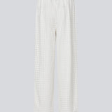 HattieMD pants i hvid er fremstillet i et transparent blondemateriale med foer. Bukserne har en afslappet pasform med lige ben og mellemhøj elastisk talje. Modellen er 175 cm og har en størrelse S/36 på.