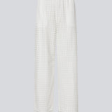 HattieMD pants i hvid er fremstillet i et transparent blondemateriale med foer. Bukserne har en afslappet pasform med lige ben og mellemhøj elastisk talje. Modellen er 175 cm og har en størrelse S/36 på.