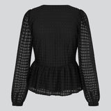 Top i sort i let transparent blondemateriale. HattieMD top har v-hals med knaplukning fortil, lange ballonærmer og peplum med svaj i taljen. Modellen er 175 cm og har en størrelse S/36 på.