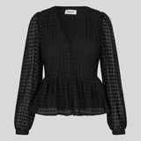 Top i sort i let transparent blondemateriale. HattieMD top har v-hals med knaplukning fortil, lange ballonærmer og peplum med svaj i taljen. Modellen er 175 cm og har en størrelse S/36 på.