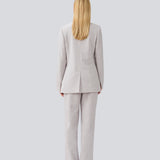 Højtaljede bukser i vævet kvalitet med lynlåsgylp med skjult hægte. HeartMD pants har skrå sidelommer og snydelommer bagpå. Lige ben. Modellen er 175 cm og har en størrelse S/36 på.
