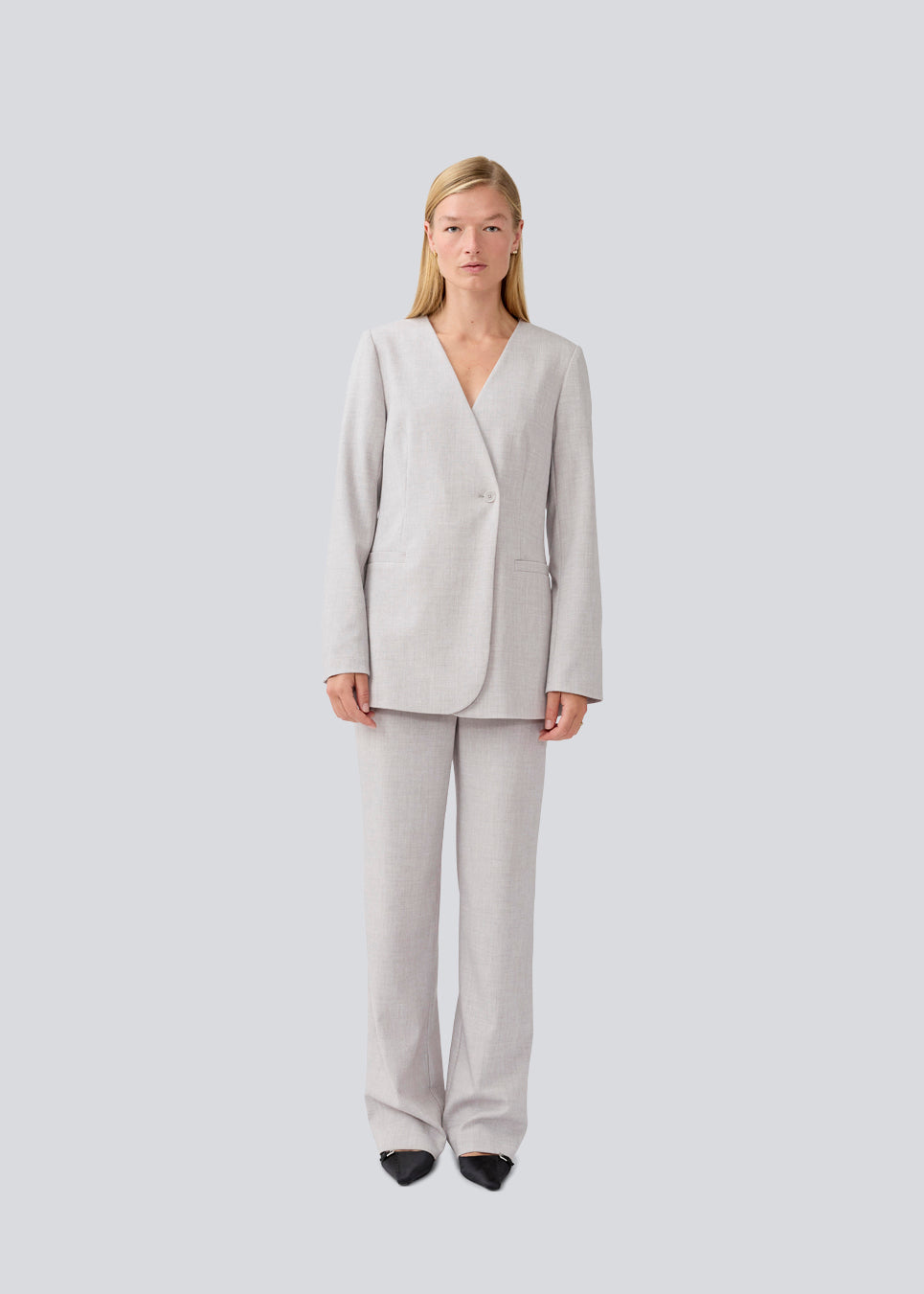 Højtaljede bukser i vævet kvalitet med lynlåsgylp med skjult hægte. HeartMD pants har skrå sidelommer og snydelommer bagpå. Lige ben. Modellen er 175 cm og har en størrelse S/36 på.
