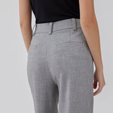 Højtaljede bukser i vævet kvalitet med lynlåsgylp med skjult hægte. HeartMD pants har skrå sidelommer og snydelommer bagpå. Lige ben. Modellen er 175 cm og har en størrelse S/36 på.