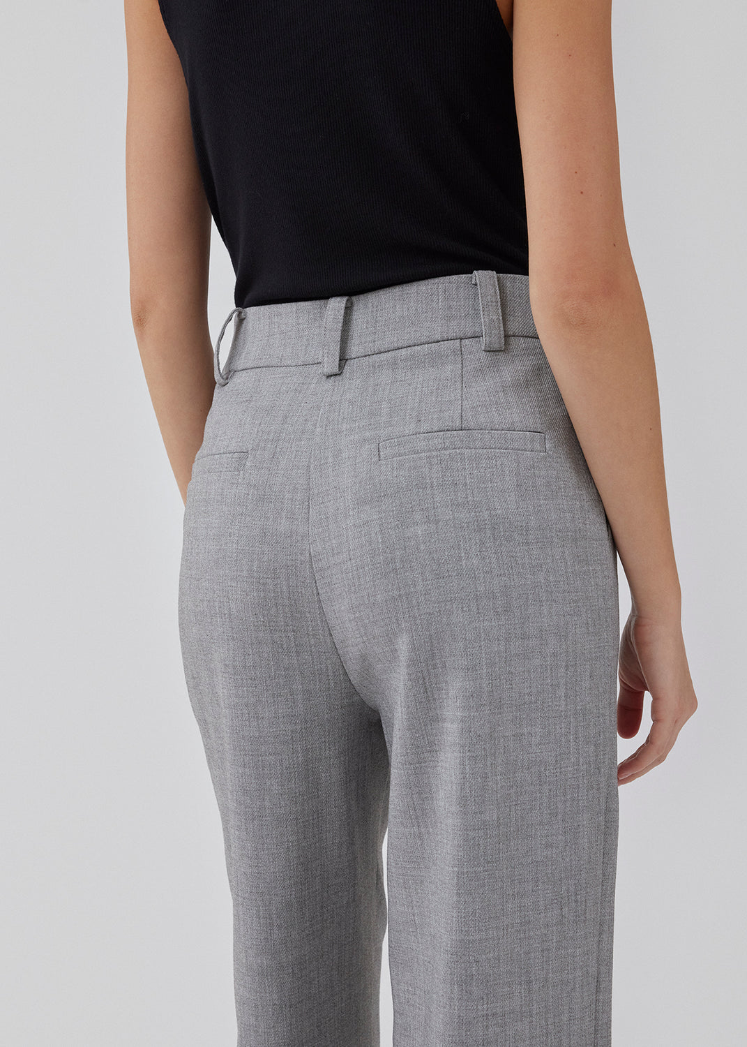 Højtaljede bukser i vævet kvalitet med lynlåsgylp med skjult hægte. HeartMD pants har skrå sidelommer og snydelommer bagpå. Lige ben. Modellen er 175 cm og har en størrelse S/36 på.